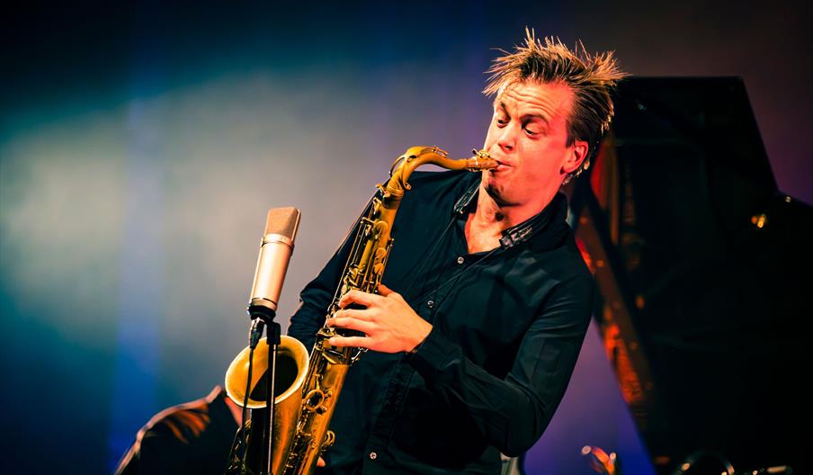 Marius Neset spiller saksofon intenst