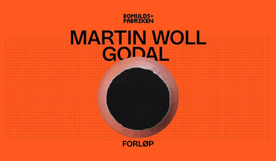 Martin Woll Godal kunst. Oransje bakgrunn med en svart runding med sølvkant i midten og kunstnerens navn i svart.