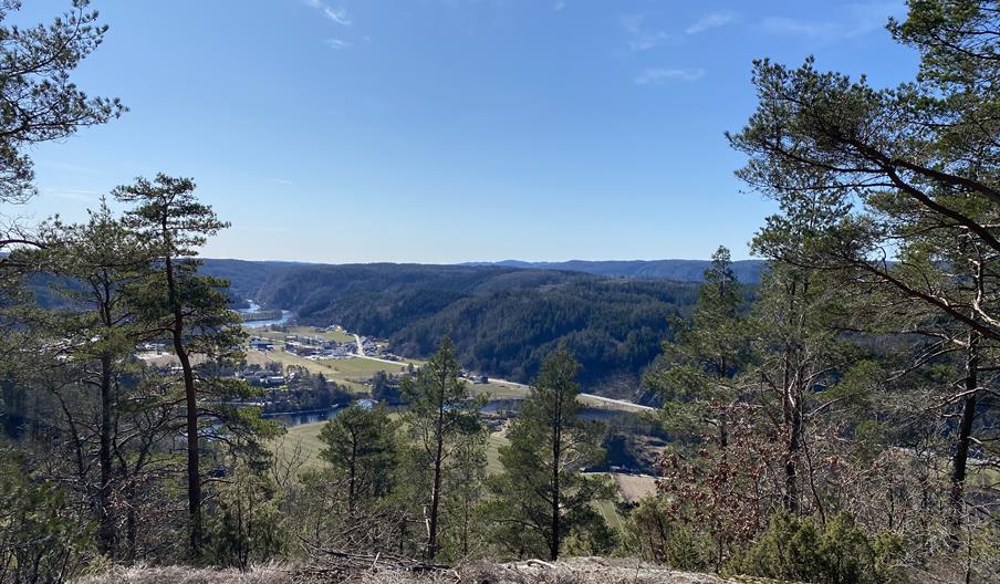 Utsikt mot jorder, skog og fjell, åpen himmel