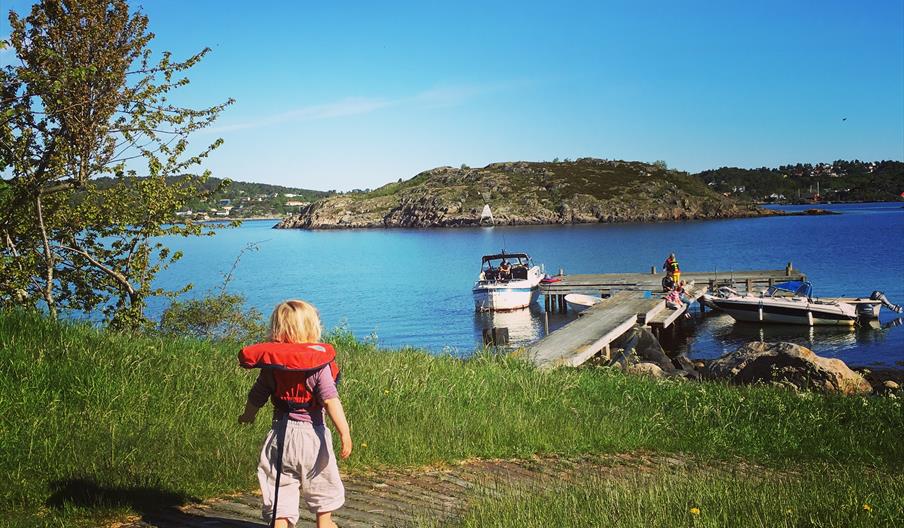 lita tulle med redningsvest på Gravane på Merdø