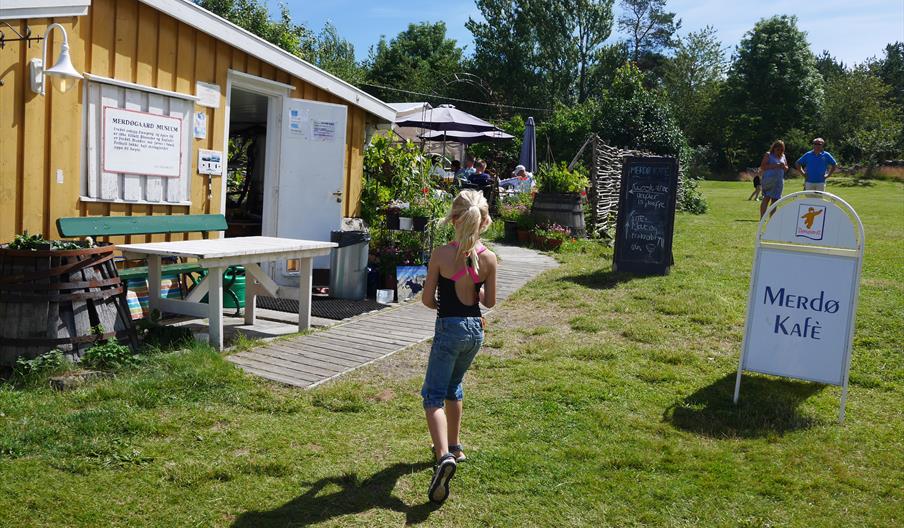 jente foran Merdø Kro en fin sommerdag