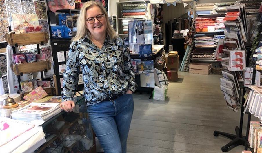Bilde av Merete i butikken