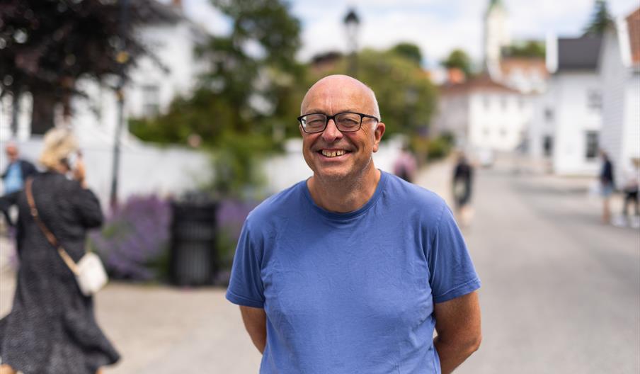 guide i blå skjorte