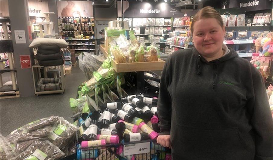 Bilde av en av de ansatte i butikken
