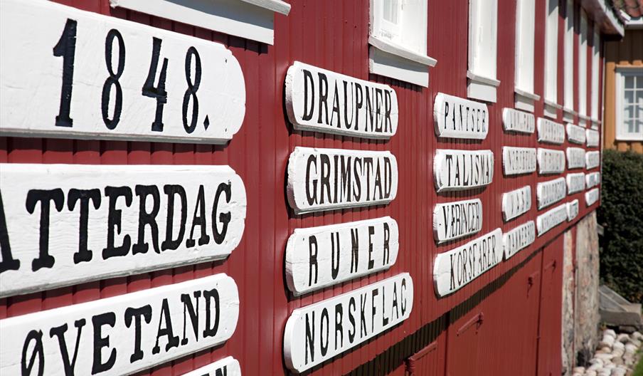 Navnebua med gamle skipsnavn på veggen