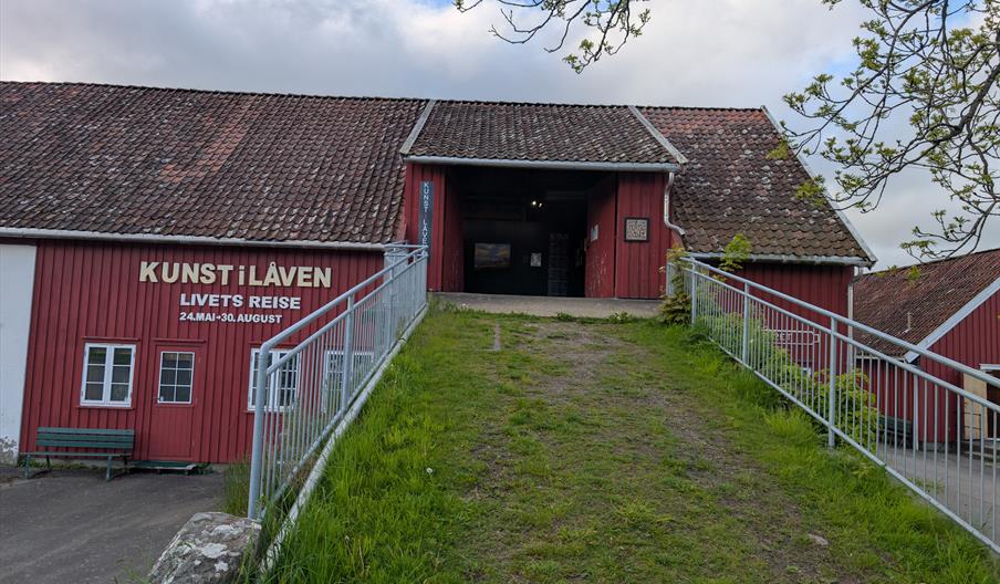 Opp låvebroen til låven ved Vanse kirke