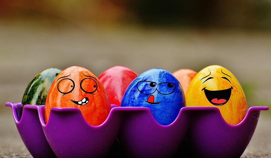 Bilde av leende påskeegg i friske farger.