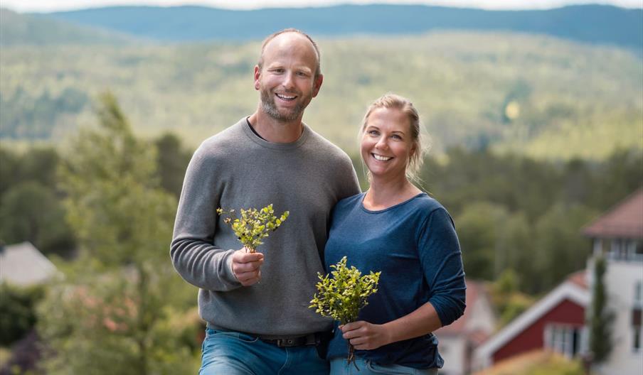 Pernille og Gunnar med blåbær i hånda