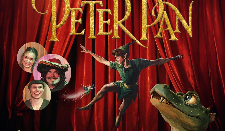 Peter Pan og en krokodille foran et rødt teaterteppe