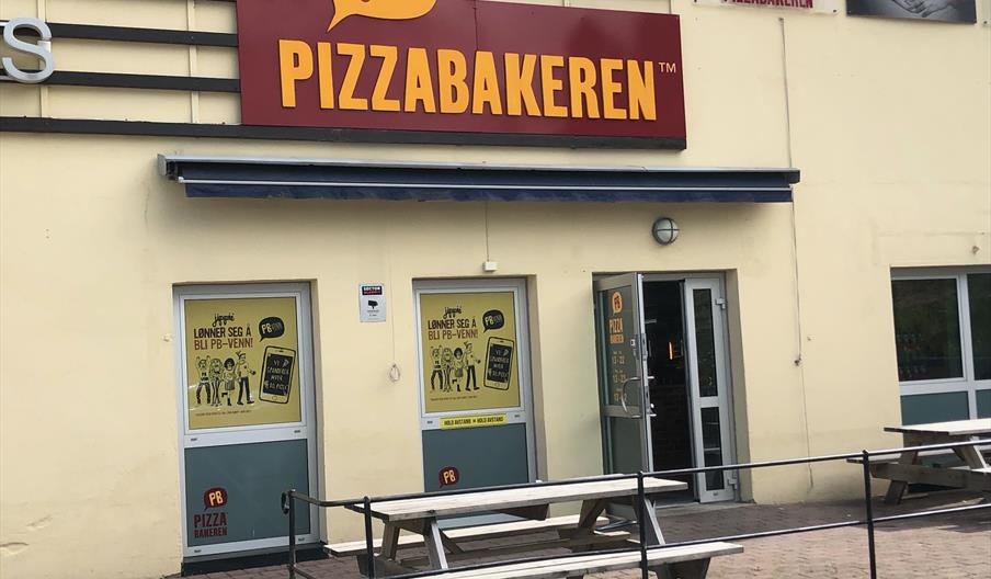 Inngangspartiet til Pizzabakeren Fevik.