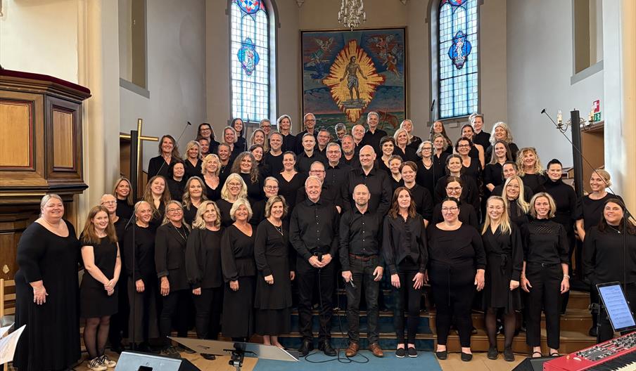 sangerne i Prosjektkoret Av og Til kledd i svart fotografert i Barbu Kirke