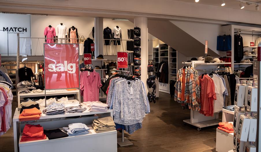 Inne i klesbutikken Match