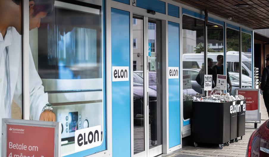 Utenfor butikken Elon