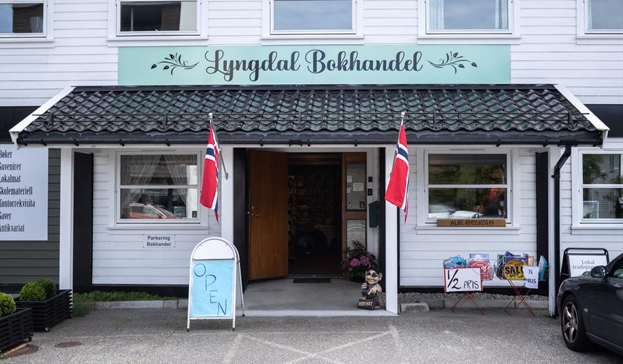 Lyngdal Bokhandel fasade