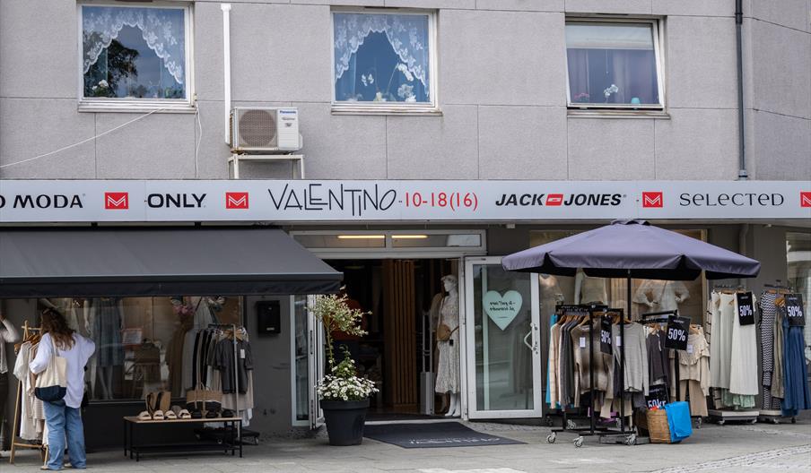 Utenfor Valentino, klesbutikk