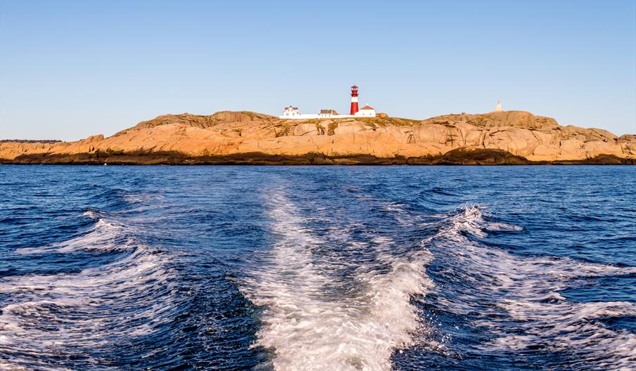 Ryvingen fyr, sett fra båt på sjøen