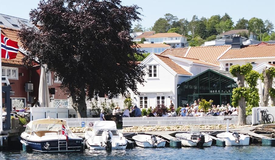 Utsikt fra sjøen til Lillesand Havn