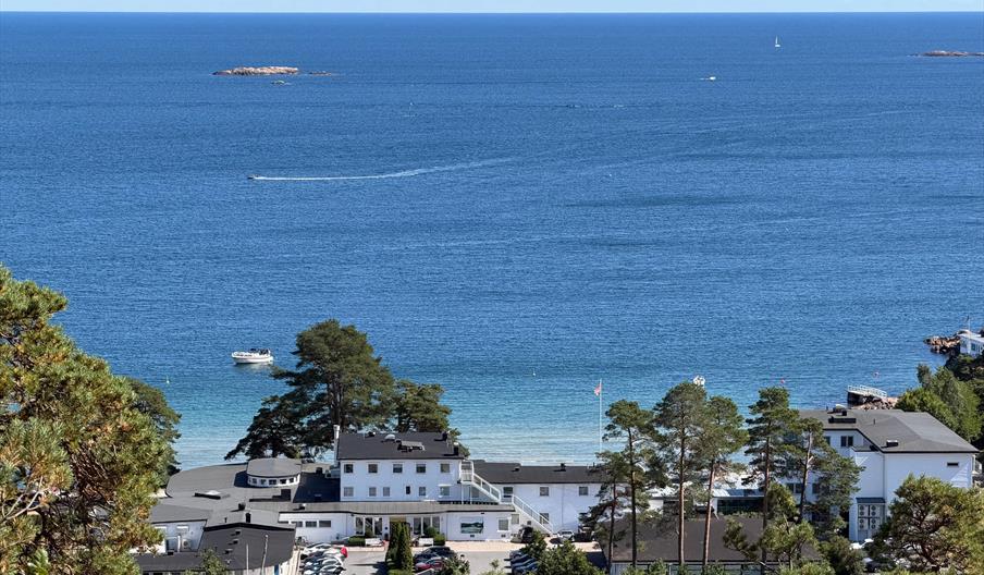 Strand Hotel Fevik – et klassisk badehotell ved sjøen med fantastisk utsikt over Skagerrak.