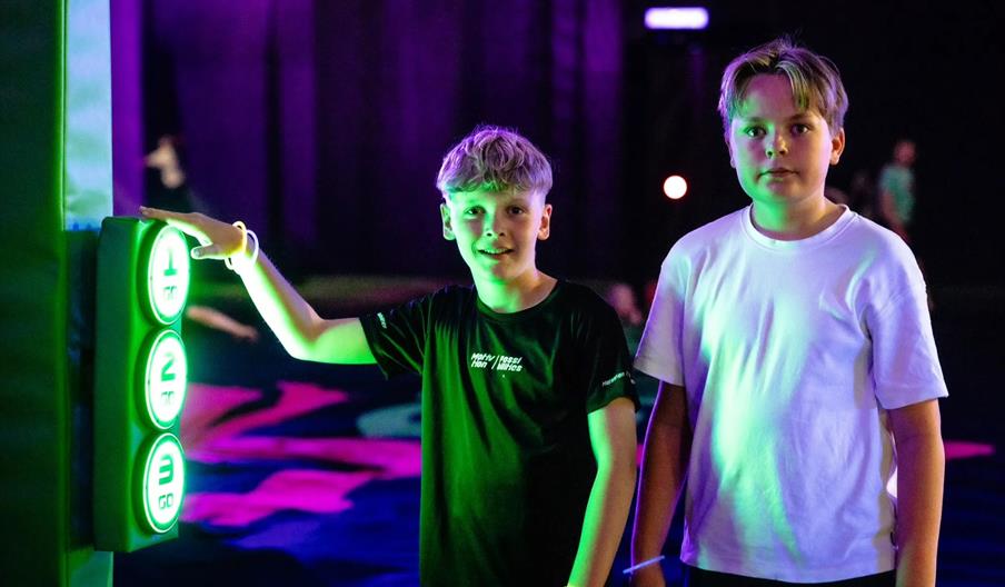 to gutter på sky rave barnedisco