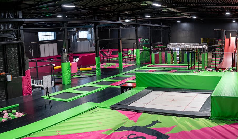 Skyland Trampolinepark i Arendal med trampoliner og annet utstyr til hopping