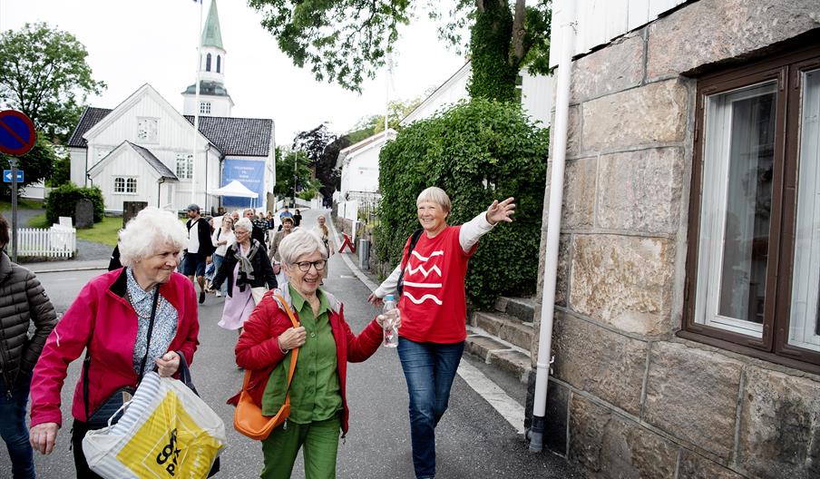 Publikum i gatene i Risør