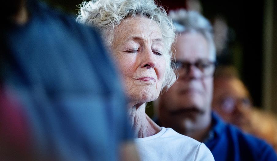 En publikummer nyter musikk under Risør kammermusikkfest