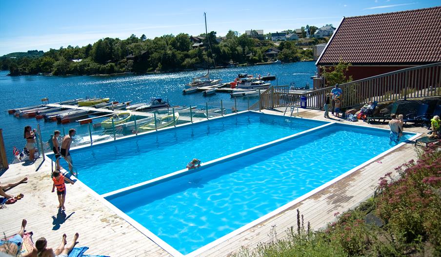 To badebassenger med utsikt utover skjærgården ved Tregde Ferie