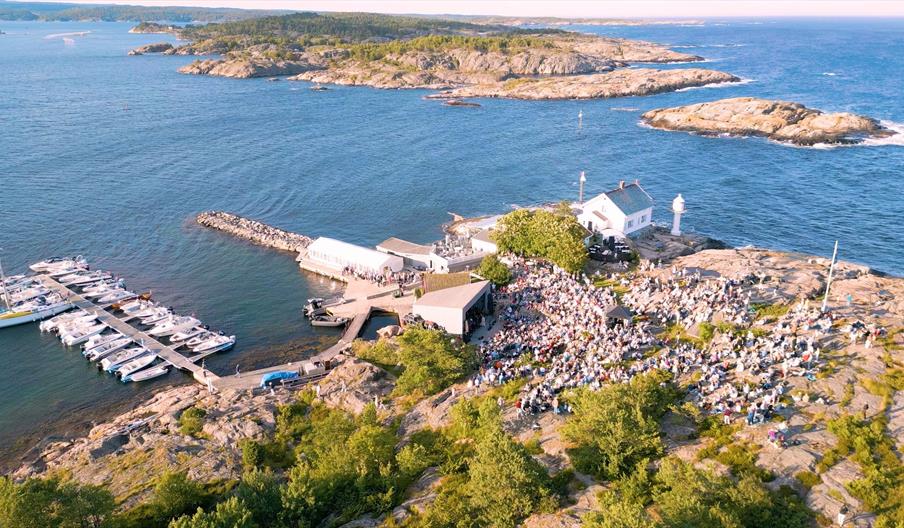 Publikum på øya stangholmen i Risørs skjærgård