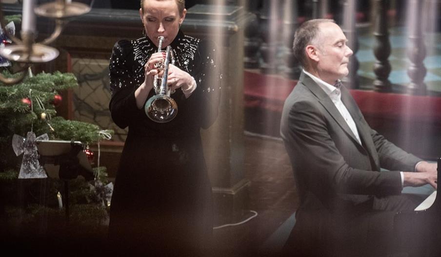 Bilde av to musikkere, en som spiller trompet, en som spiller piano