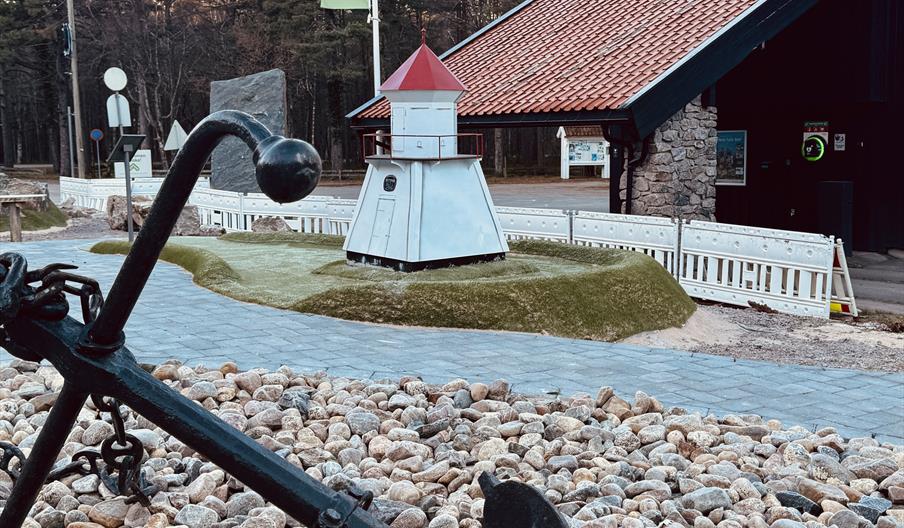 Topcamp sin minigolfbane, med et anker i front og "Bestemor" fyr i bakgrunnen, som er det siste hullet i banen