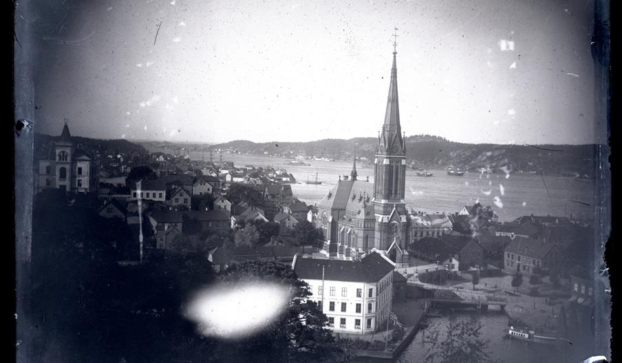 gammelt foto av Trefoldighetskirken i Arendal