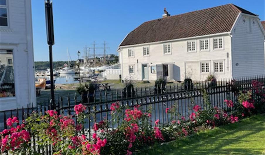 Turistkontoret sett på avstand