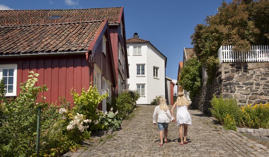 brosteinslagte smug i arendals gamle bydel Tyholmen