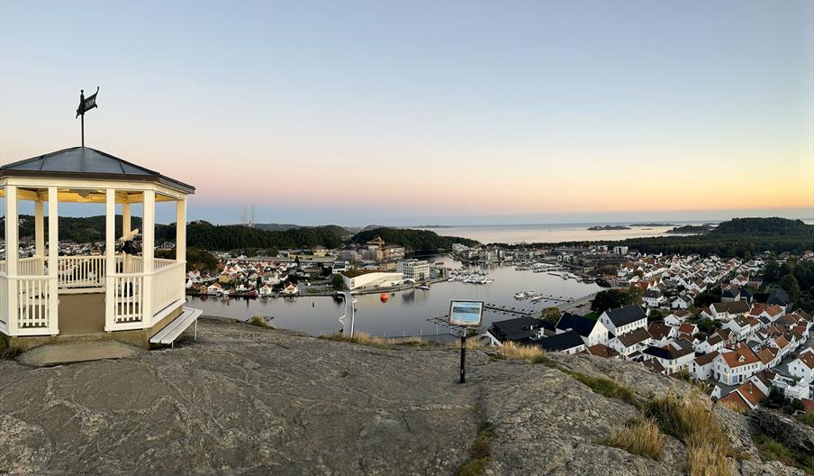 Utsikt over byen fra Uranienborg i solnedgang