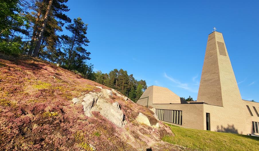 Vennesla kirke på en fin sommerdag