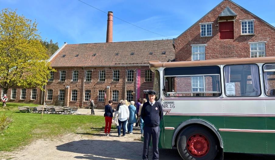 Veteranbuss utenfor Sjølingstad Uldvarefabrik