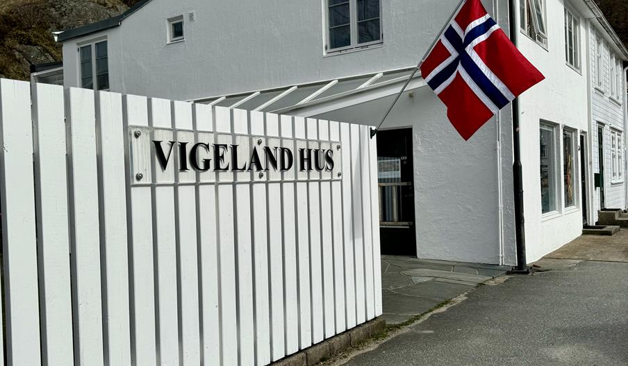 Fasade Vigeland hus, med det norske flagg på stangen