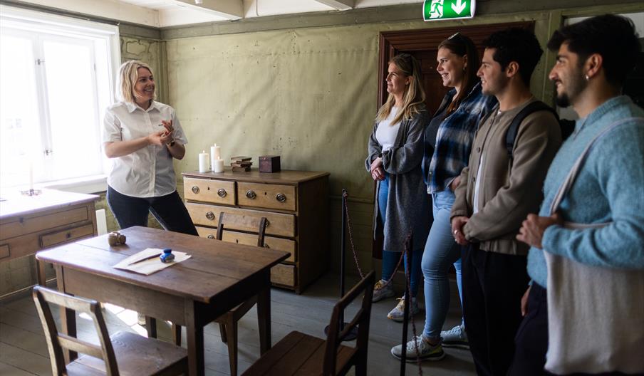 Vaktrommet hvor Ibsen skrev sitt aller første verk, Catilina, er et spennende rom å oppleve sammen med guiden som forteller om Henriks ungdomstid i Grimstad.