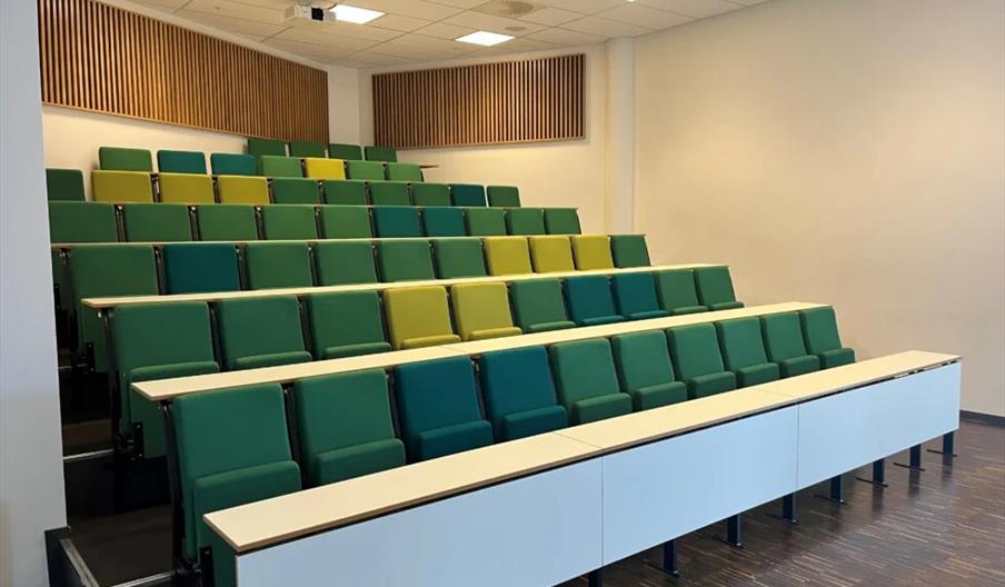 Vitenamfiet i Arendal fotografert forfra med plass til 60 personer fordelt på 7 rader.
