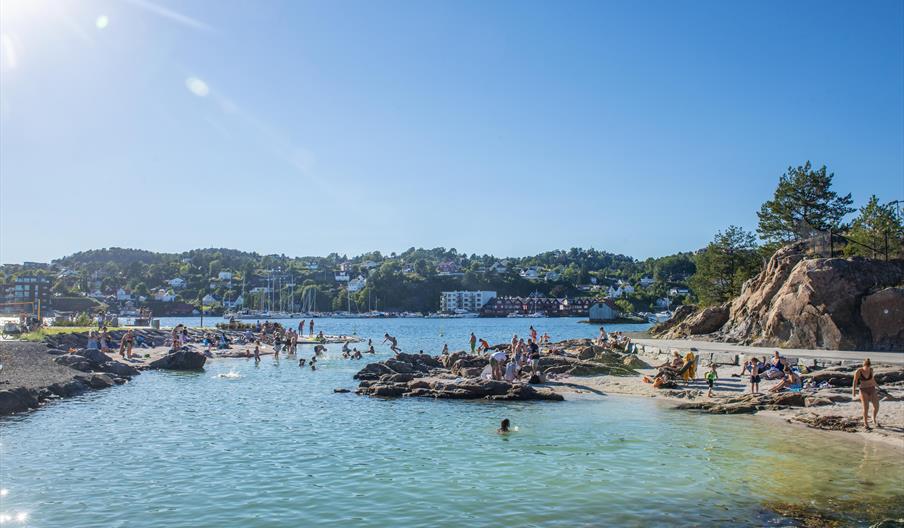 yrende badeliv ved Løkholmen strand i Arendal