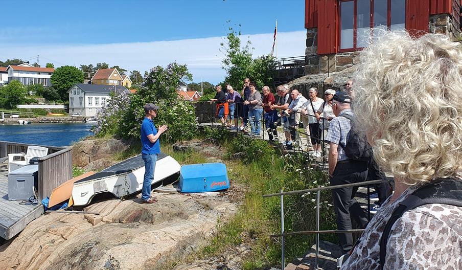 guide med en gruppe mennesker på Lyngør
