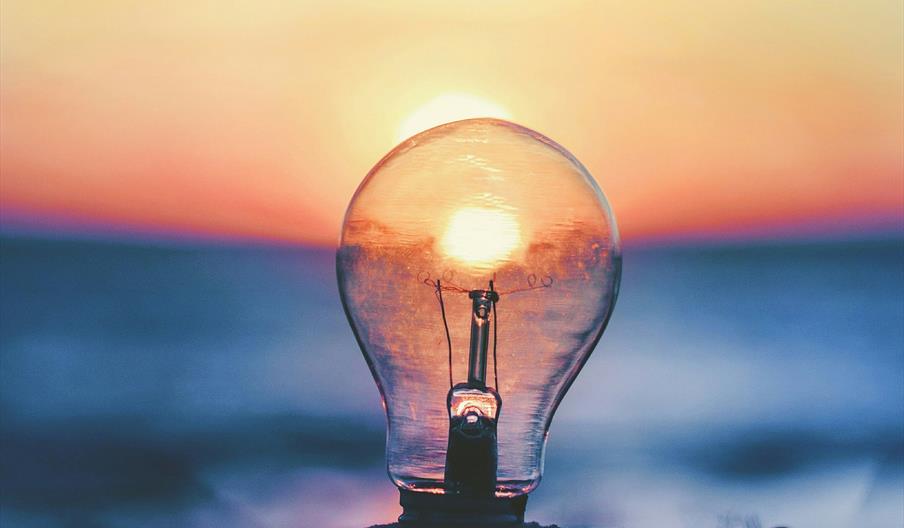 En lysepære med solen som lyskilde