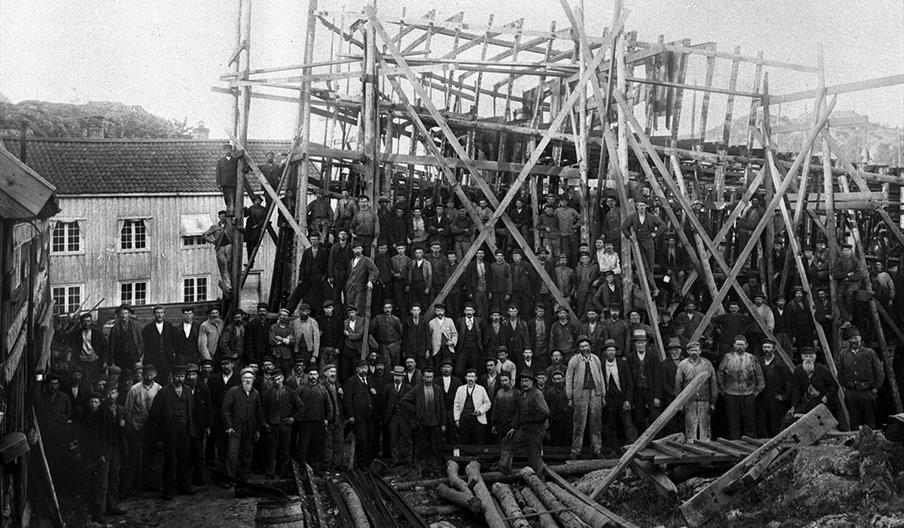 På det meste arbeidet 324 mann ved Hasseldalen Jernskibsbyggeri. Men hvem var de? Og hvordan var det egentlig å arbeide på et jernskipsverft ca. 1900?
