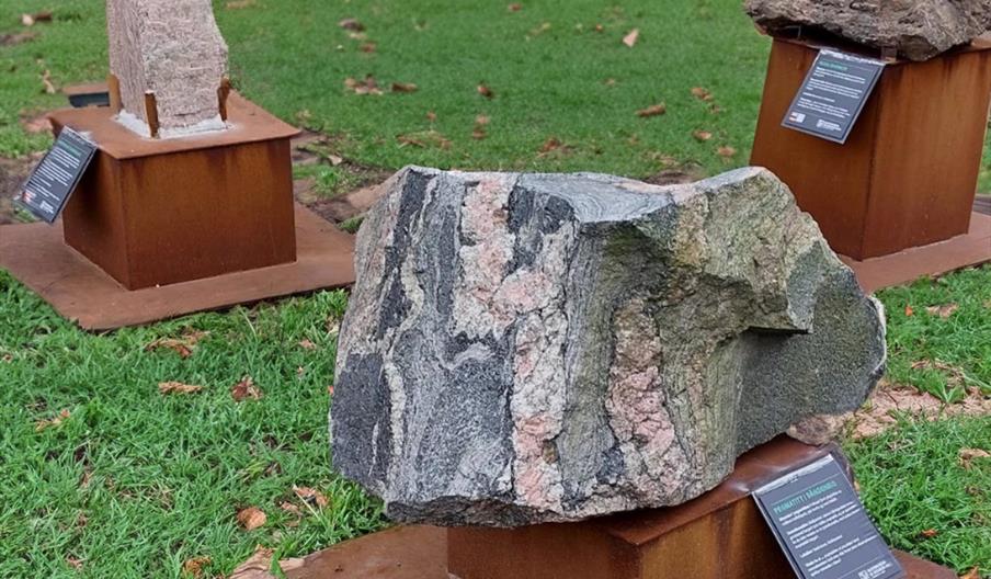 Bergartutstillingen ligger like utenfor hovedinngangen til museet. Utstillingen viser vakre polerte stein fra Agder.