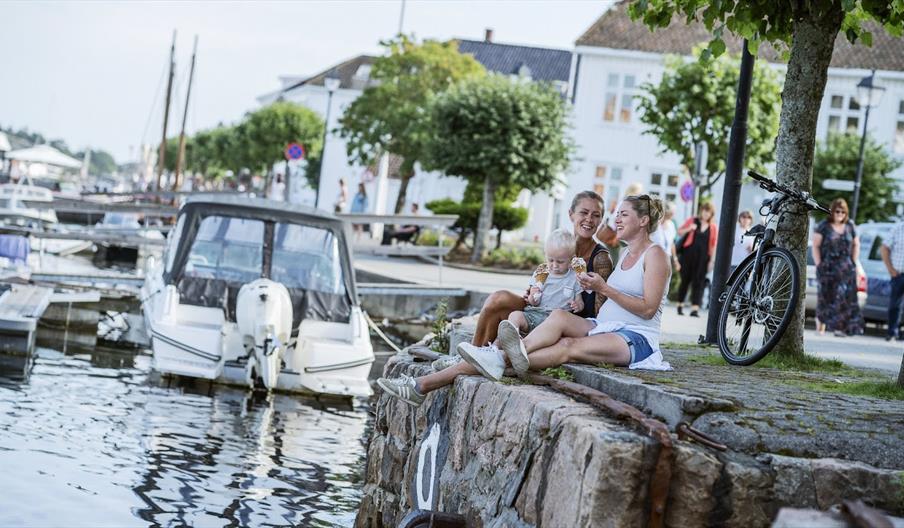 To mennesker på brygge