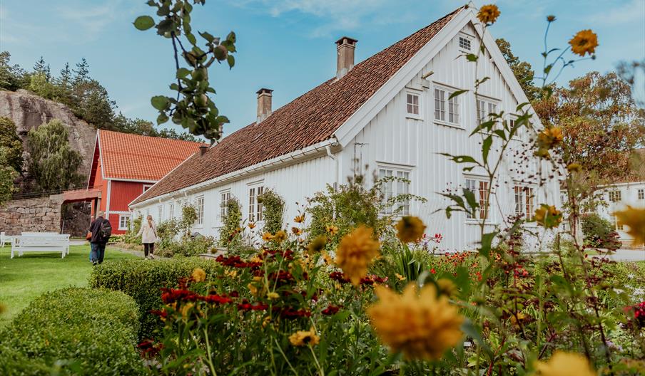 Søgne Gamle Prestegård med blomster foran