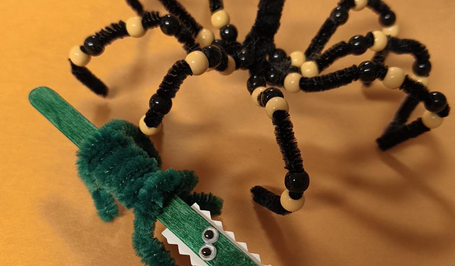 edderkopp og krokodille av piperensere og perler