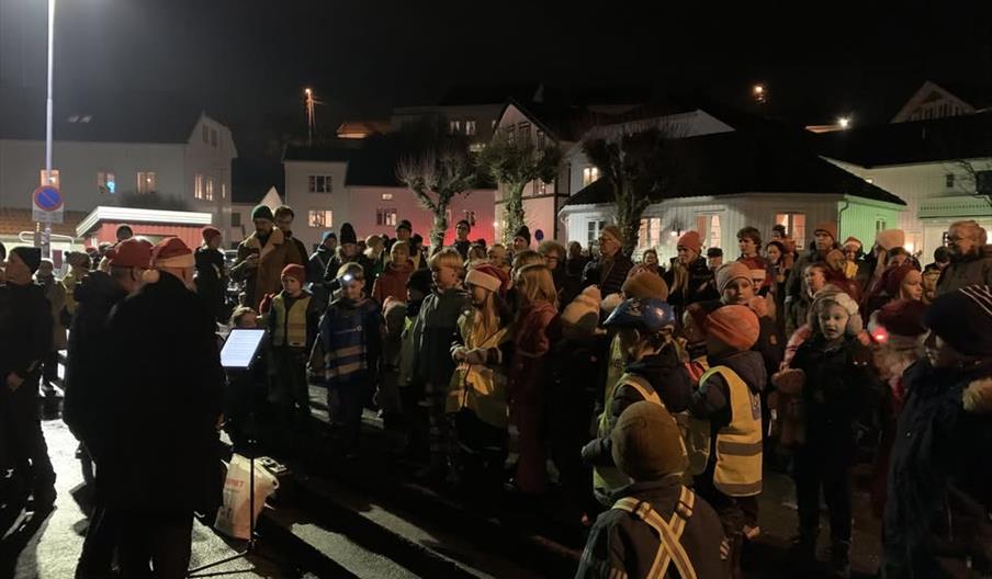 folk i Kolbjørnsvik under julegrantenning