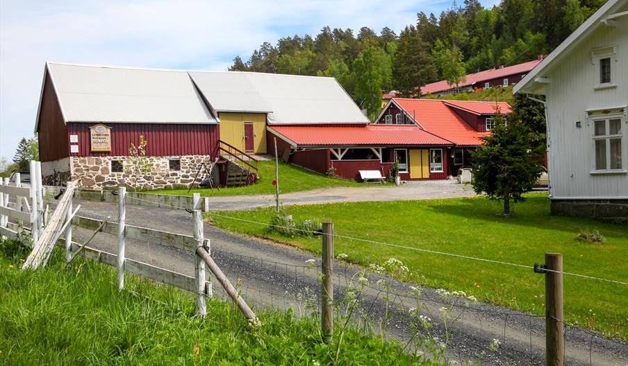 Størdal gård inneholder låve med serveringslokale, gårdskjøkken og gårdsbutikk