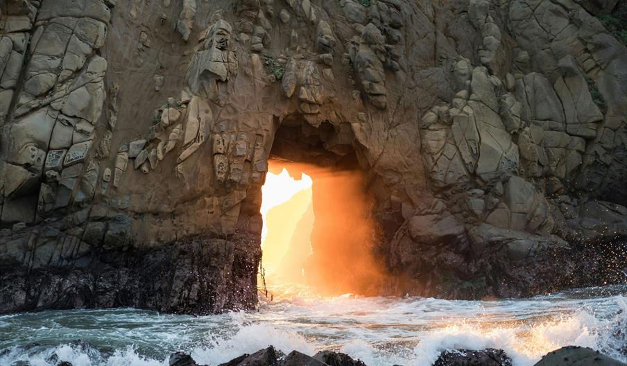 En steinportal i solskinn